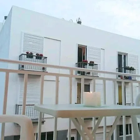 Luminoso apartamento a 3 min de la playa con parking Apartamento *