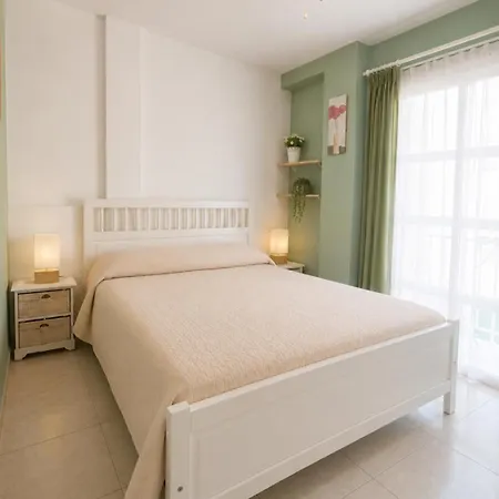 Luminoso apartamento a 3 min de la playa con parking Apartamento *